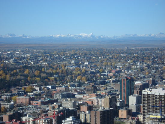 Blick vom Calgary Tower auf Rocky Mountains.