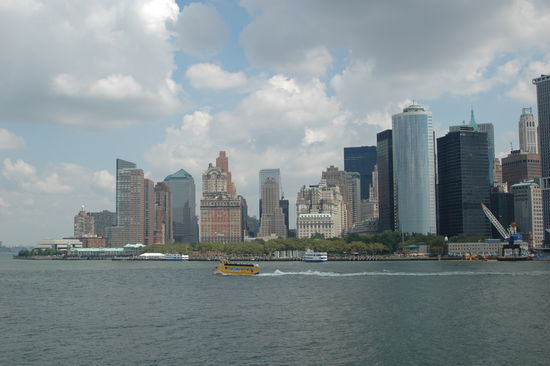 Blick von der Fähre auf die Südspitze von Manhatten