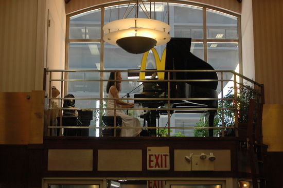 Klavierspielerin bei MD