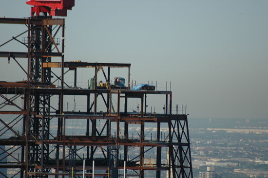 Zur Zeit wohl einer der höchsten Arbeitspläzte in NY. (Der Arbeiter steht links neben der blauen Plane)