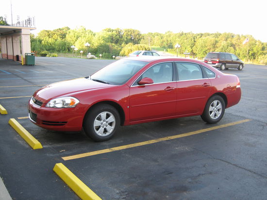 Hier unser Auto. Ein Chevy Impala. Diesmal in rot.