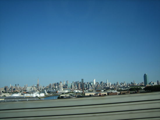Die Skyline von Manhattan aus dem fahrenden Auto. In einer Woche werden wir mehr Gelegenheit haben, die Stadt zu erkunden.