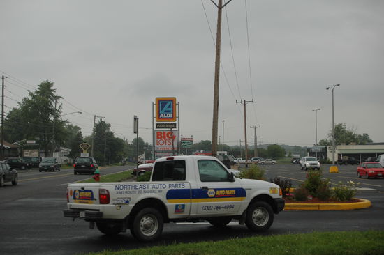 Das ist doch... 
Richtig, ein Aldi in Amerika! 
Kein Wunder, dass sich die Deutschen Aussiedler im 18. Jh. hier so heimisch fühlten....