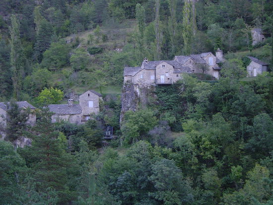 Viele kleine Dörfer am Tarn sind verlassen und werden nur im Sommer von Künstlern und Outdoortouristen bewohnt.Da es in den meisten Fällen keine Brücken gibt ist das "Nachhausekommen" etwas abenteuerlich