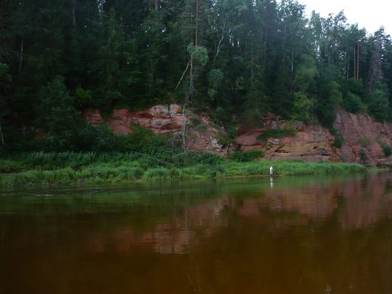 Einsamer Angler am Fluss