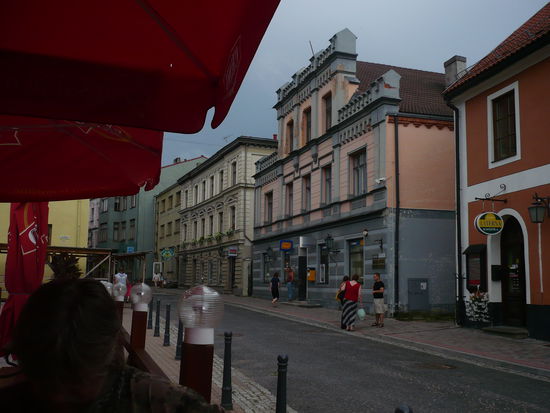 Cesis, Blick vom Biergarten auf die Post