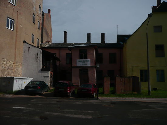 Cesis hat zwar keinen schiefen Turm, aber wenigstens einen schiefen Hausvorbau