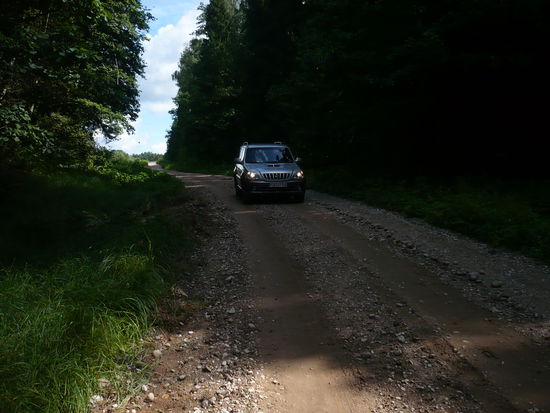 Fahrt zur Amata, abseits der Städte und Transitverbindungen gibt es auch solche Strassen