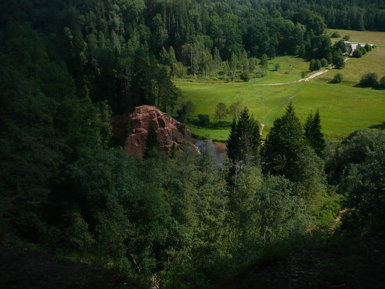 Wanderweg an der Amata, oberhalb des Zvartas Iezis