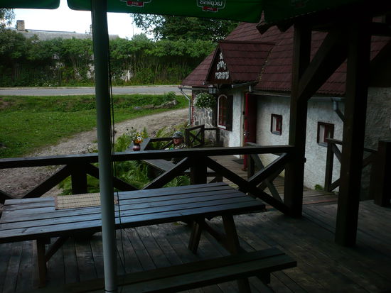 Kaffeepause. Nach unserer Bestellung in  radebrechenem englisch und russisch lächelte der Wirt und fragte uns: "Sprechen Sie auch deutsch?", wobei er die Betonung auf das Wort "auch" legte