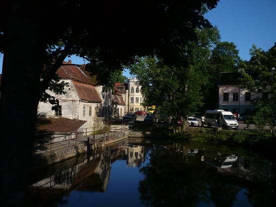 Kuldiga. Wenn die Autos nicht wären, könnte man denken, die Zeit ist vor hundert Jahren stehengeblieben.