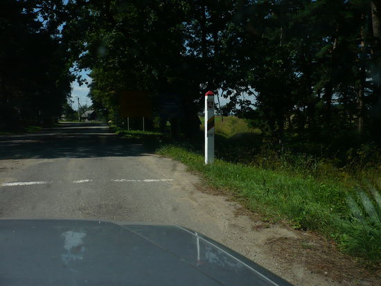 Grenze zwischen Lettland und Litauen. Übrigens zu beiden Seiten des Grenzpfahls sind 20 m Strasse asphaltiert, warum auch immer
