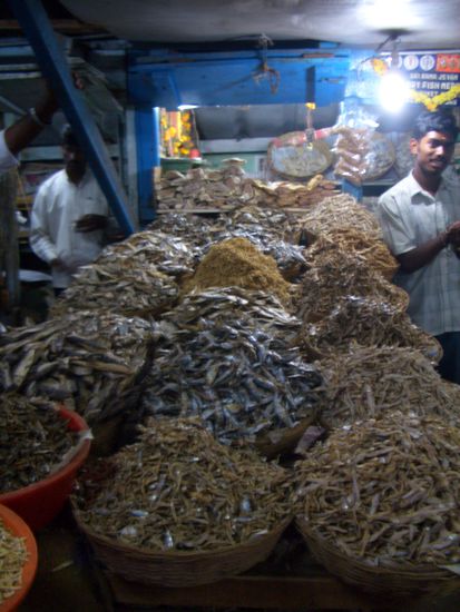 marktszene in munnar-...was ein "duft"...nebenan wurden hühner geschlachtet