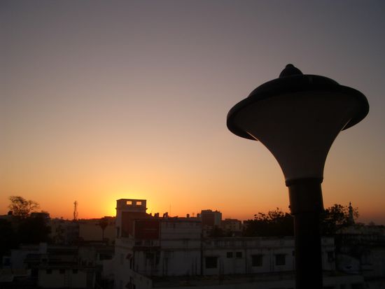 abendstimmung auf dem resturantdach in chennai
