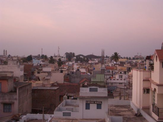 geliebtes, wunderschönes mysore. morgens um 5h...geweckt durch das morgengebet in der gegenübeliegenden moschee...