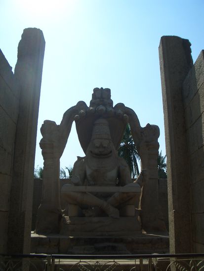 narashima-skulptur (vishnu in seiner inkarnation als mann-löwe-gestalt)