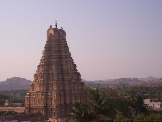 virupaksha-tempel in der dämmerung
