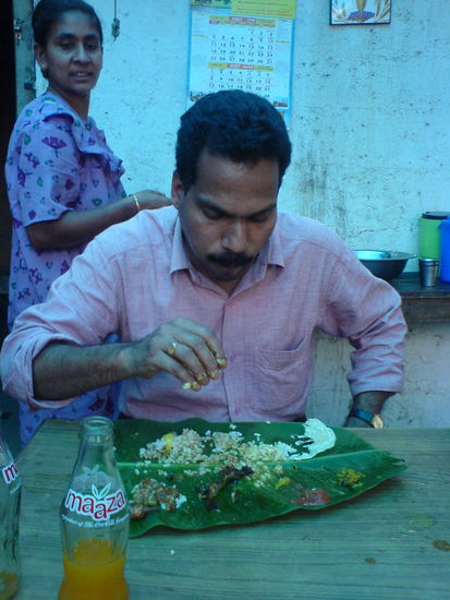 lehrer der schulklasse beim essen