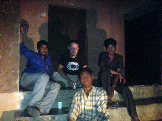 ein abend mit alk und indischer musik mitten in der pampa auf einem parkplatz...