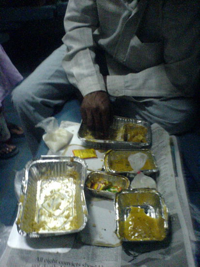 lecker essen im zug nach bombay