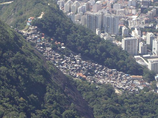 eines der vielen Favela-Viertel