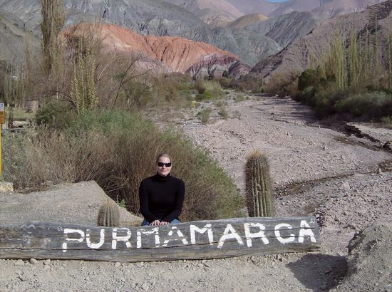 Purmamarca, im Hintergrund der 7-Farben-Hügel
