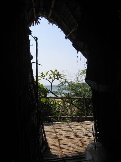 Blick aus der Huette aufs Meer