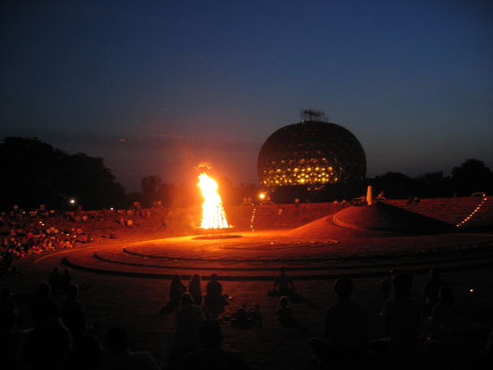 Das Matrimandir mit Lagerfeuer in der Arena