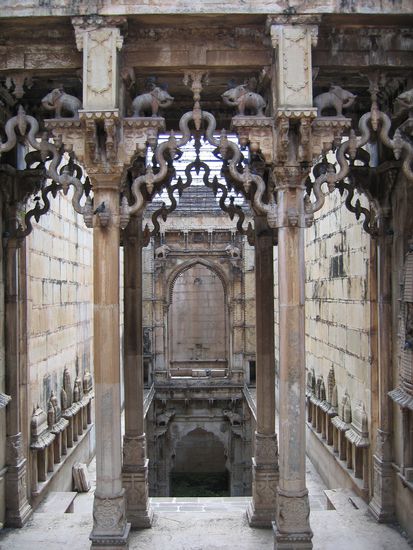 Eingang zur Zisterne im Dorf