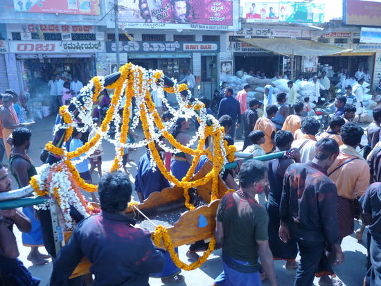 Prozession waehrend der Busfahrt