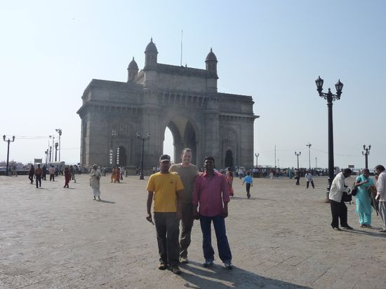 Das Gateway of India mit Mohan, Bargunan und mir.