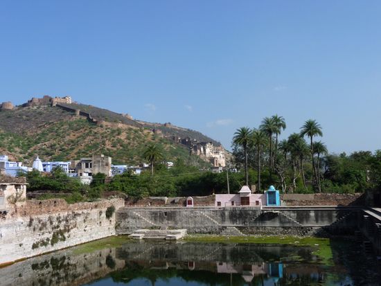 An einem der Wasserspeicher mit Blick aufs Fort und den Palast