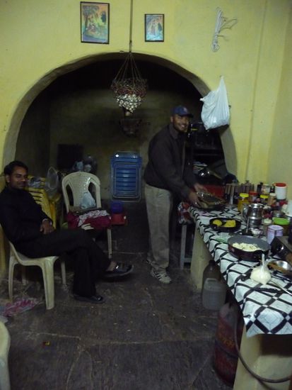 Tonys Kueche, man glaubt gar nicht welch leckere Dinge mit so primitiven Mitteln gekocht werden koennen.