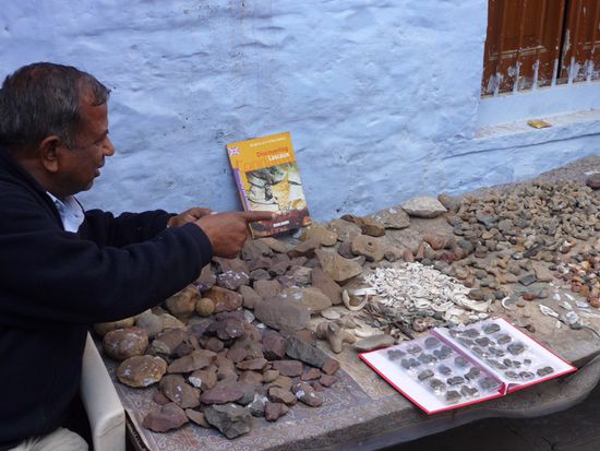 Kuki mit den von ihm zusammengetragenen Artefakten