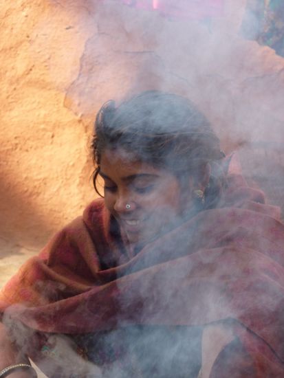 Tochter beim Zubereiten des Chais