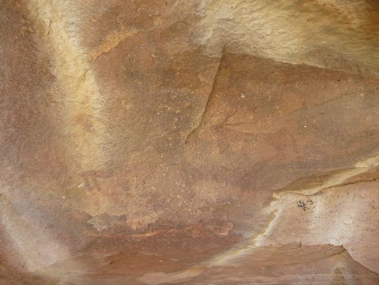 Felsmalereien die Antilopen und anderes Getier zeigen.