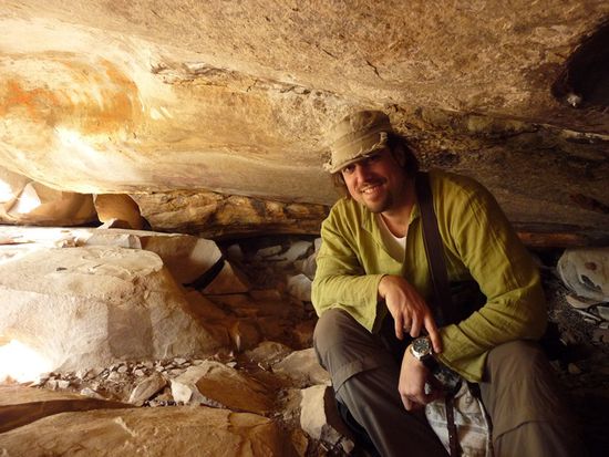 Eine der Hoehlen mit Felsmalereien.