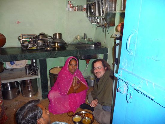 Essen im Kreis der Familie an meinem Lieblingsort....direkt in der Kueche.