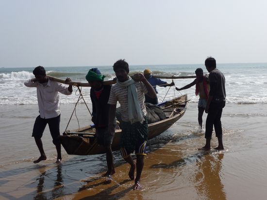 Nach getanem Fischen wurde das Boot an land getragen....und ich sage Euch das ist sau schwer.