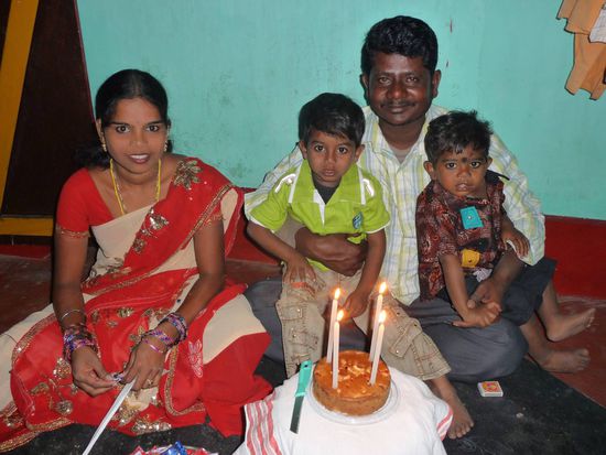 Jagus Familie vor dem Geburtstagskuchen