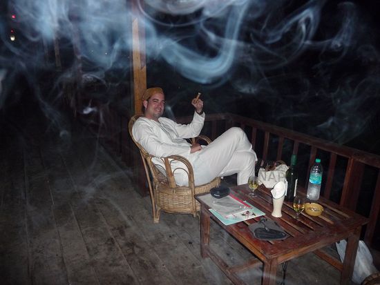 Beim abendlichen Genuss einer Zigarre bei kühlem Wein