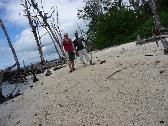 Bargunan und ich auf dem Weg durch die Mangroven....keine Beschilderung und Menschen leer