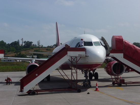 Ein Techniker schraubt die zerstörte Scheibe ab...