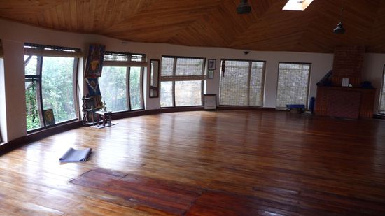 Der grosse am Berg gelegene Yogasaal