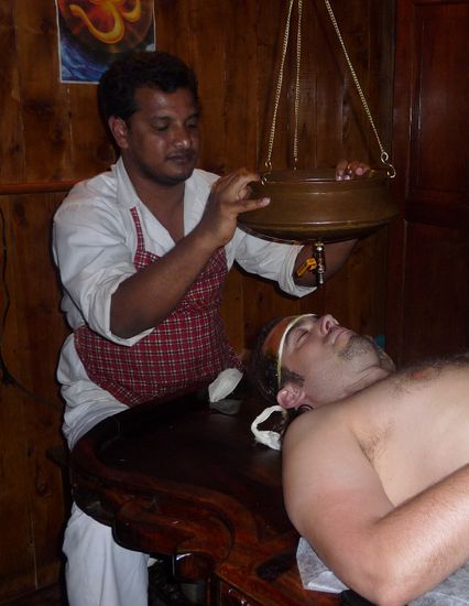 Bei der Shiroidhara Behandlung...