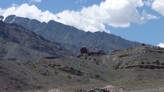 Die Matho Gompa erhaben auf einem Berg
