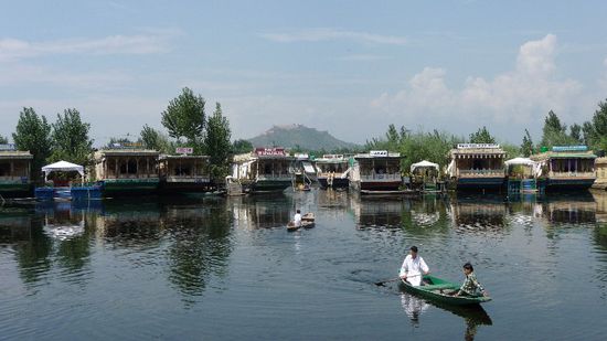 Die idyllisch liegenden Hausboote des Dal Lakes
