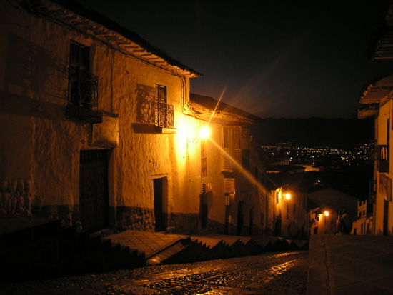 Die Gassen von Cusco mit Licht, ohne Licht versteht sich wuerde man nicht so viel sehen, ausser es waere Tag, aber das war zu diesem Zeitpunkt nicht so.