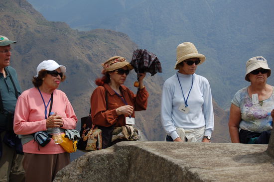 Frida, Erna, Hannelore und Rosvita bei der Besichtigung eines liegenden Steines in Machupichu