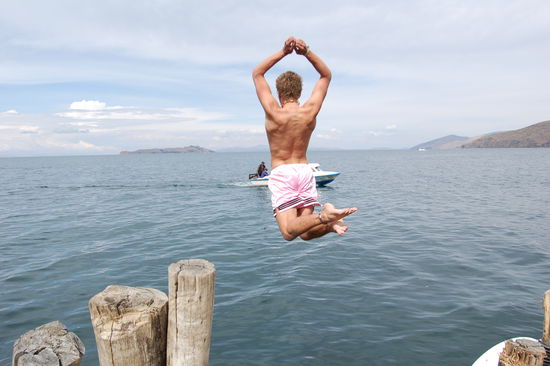 Gewagter Sprung in den Titti-kackasee